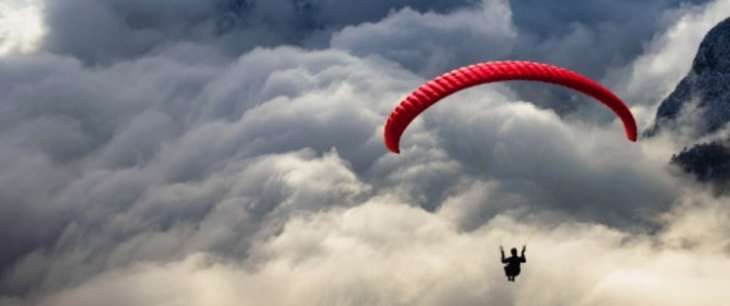 Persona volando en paracaídas